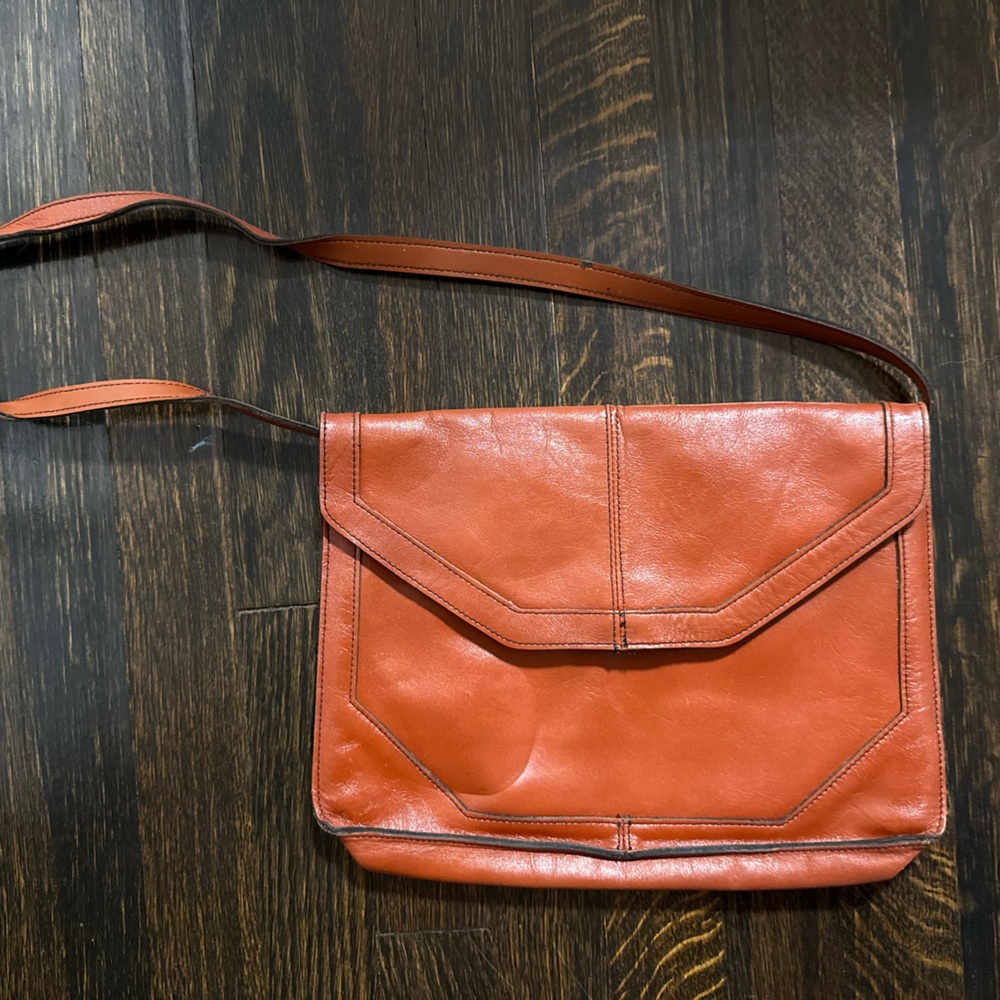Chic Tan Leather Women's Messenger Bag
